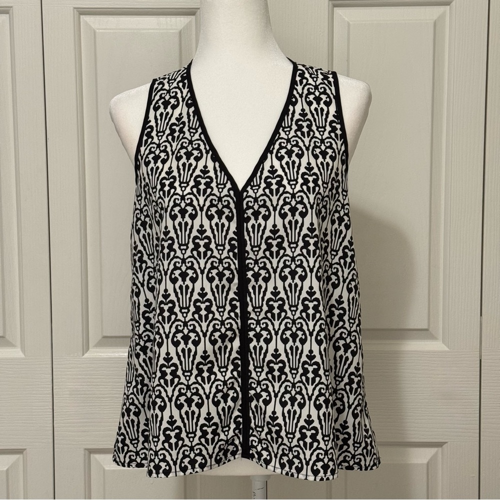 AQUA Black White Damask Scroll V-Neck Sleeveless Blouse Top M - Picture 3 of 12